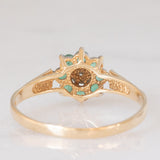 Anello a fiore vintage in oro giallo 9K con smeraldi (0.36ctw ca.) e diamante (0.01ct ca.), anni ‘70/‘80