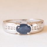Vintage French band ring in 18K white gold with sapphire (approx. 0.75ct) and diamonds (approx. 0.18ctw), 70s/80s