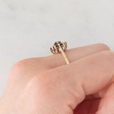 Bague fleur vintage en or jaune 9 carats avec grenats (environ 0.70 ct au total), 1977