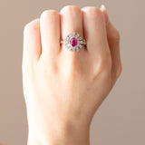 Vintage-Gänseblümchenring aus 18-karätigem Weißgold mit synthetischem Rubin (ca. 1 ct) und Diamanten im Brillantschliff (ca. 1.10 ctw), 70er Jahre