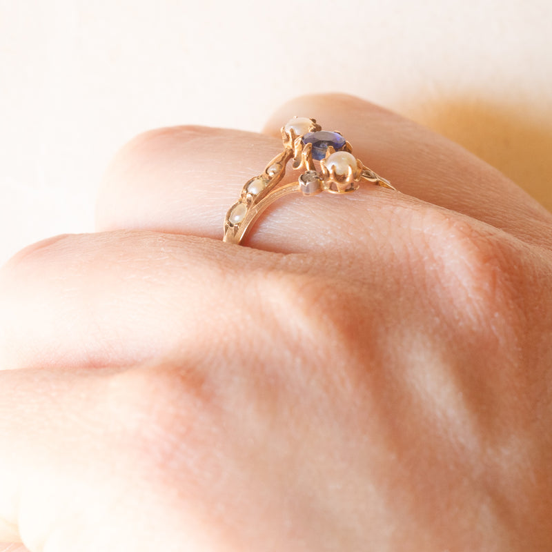 Anello Art Nouveau francese in oro giallo 18K con iolite (0.20ct ca.), diamanti di taglio rosetta e perline bianche, anni ‘10/‘20
