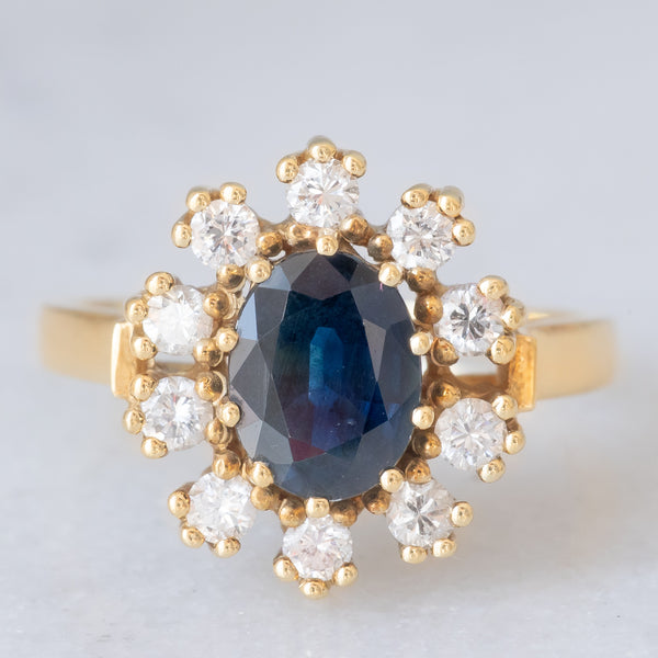 Anello a margherita vintage in oro giallo 14K con zaffiro (1.30ct ca.) e diamanti di taglio brillante (0.47ctw ca.), anni ‘60/‘70