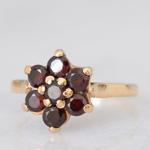 Anello a fiore vintage in oro giallo 9K con granati (0.70ctw ca.), anno 1966