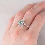 Anello a fiocco di neve in oro bianco 14K con smeraldo (0.13ct ca.) e diamanti (0.24ctw ca.), anni ‘70