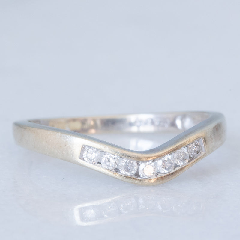 Anello a “V” vintage in oro bianco 9K con diamanti (0.10ctw ca.)