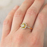 Anello a margherita in oro giallo 9K con sfene (0.98ct) e zirconi