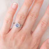 Anello margherita vintage in platino con zaffiro (0.75ct) e diamanti (0.31ctw), anni ‘80