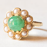 Vintage-Gänseblümchenring aus 18 Karat Gelbgold mit Smaragd im Cabochonschliff (ca. 2 Karat) und weißen Perlen, 50er Jahre