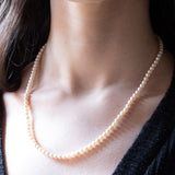 Vintage-Halskette mit einer Reihe weißer Perlen und einem Verschluss aus 9-karätigem Gelbgold, 1985