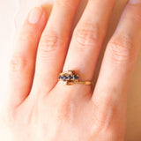 Anello bypass vintage in oro giallo 9K con zaffiri (0.32ctw ca.) e diamanti (0.04ctw ca.), anno 1981