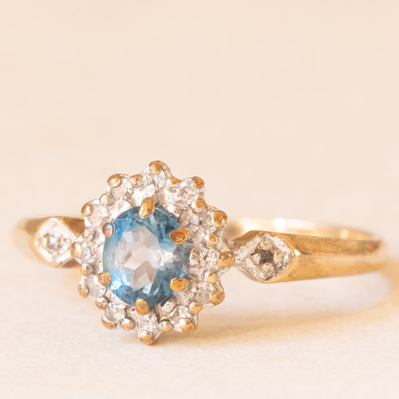 Anello a margherita in oro giallo e bianco 9K con topazio azzurro (0.40ct ca.) e diamanti (0.12ctw ca.), anno 1989