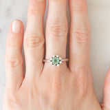 Anello a margherita vintage in oro bianco 14K con tormalina verde (0.35ct ca.) e diamanti (0.24ctw ca.), anni ‘80