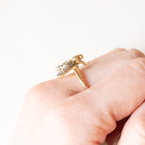 Fliegenring aus einer antiken Brosche aus 18 Karat Gelbgold und Silber mit Saphiren und Diamanten im Rosettenschliff