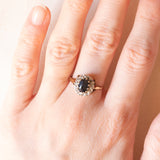 Vintage-Gänseblümchenring aus 9-karätigem Gelb- und Weißgold mit Saphir (ca. 0.90 ct) und Diamanten (ca. 0.12 ctw), 1989