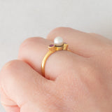 Trilogie vintage en or jaune 18 carats avec rubis (environ 0.14 ct) et perle blanche, années 60/70