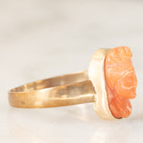 Anello vintage in oro giallo 8K con cammeo su corallo arancione rappresentante viso di donna, anni ‘40/‘50