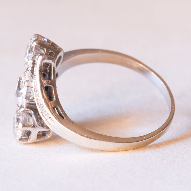 Anello antico in oro bianco 18K con diamanti (centrali di taglio vecchia miniera e per un totale di 2ct ca.), anni ‘40