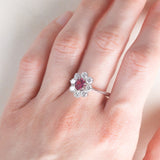 Vintage 18K white gold daisy ring with pink tourmaline (approx. 0.60ct) and brilliant cut diamonds (approx. 0.90ctw), 70s