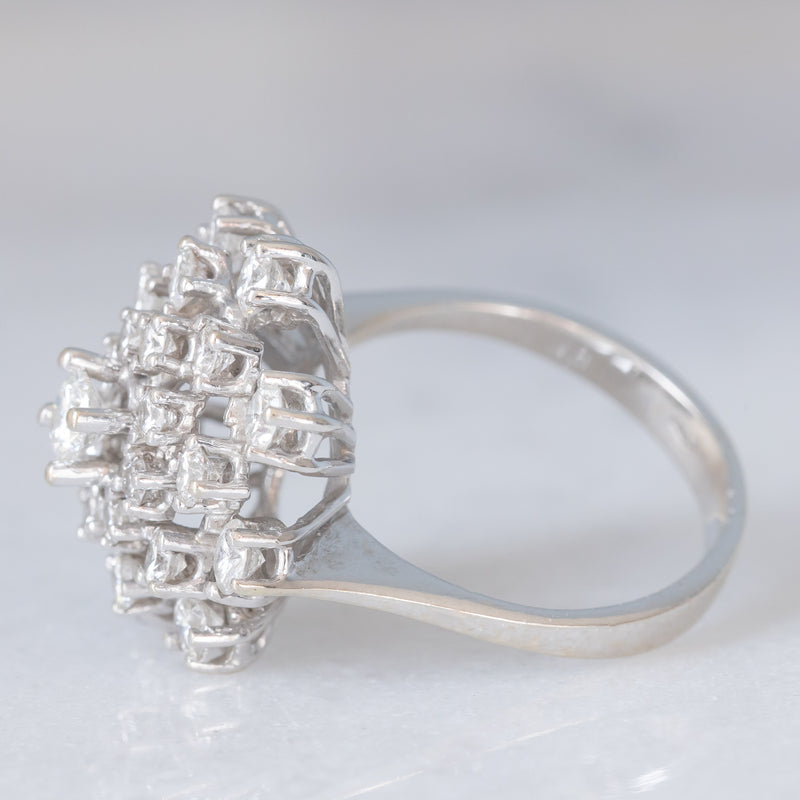 Anello a fiocco di neve vintage in oro bianco 18K con diamanti di taglio brillante (1.33ctw ca.), anni ‘70