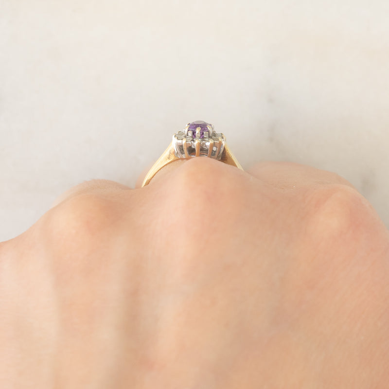 Anello a margherita in oro giallo 9K con ametista (0.35ct ca.) e diamanti (0.06ctw ca.), anno 1987