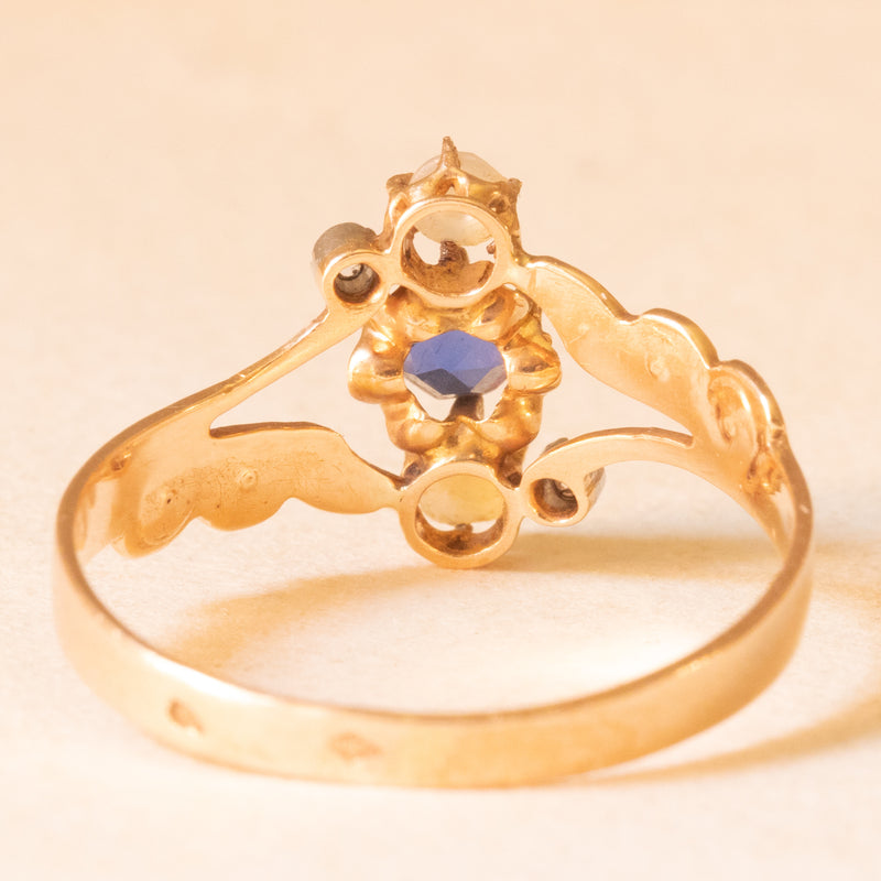Anello Art Nouveau francese in oro giallo 18K con iolite (0.20ct ca.), diamanti di taglio rosetta e perline bianche, anni ‘10/‘20