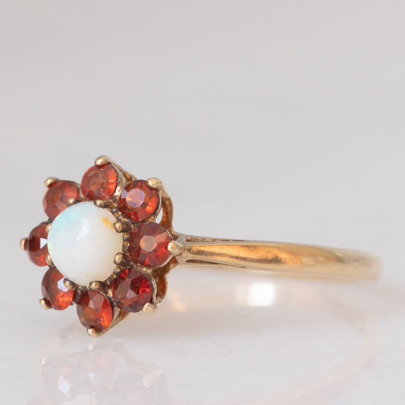 Anello a margherita in oro giallo 9K con opale (0.20ct ca.) e granati (0.30ctw ca.), anno 1977
