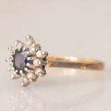 Anello a margherita vintage in oro giallo 9K con zaffiro (0.40ct ca.) e diamanti (0.12ctw ca.), anno 1986