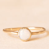Solitario vintage in oro giallo 9K con opale (0.25ct ca.), anno 1976