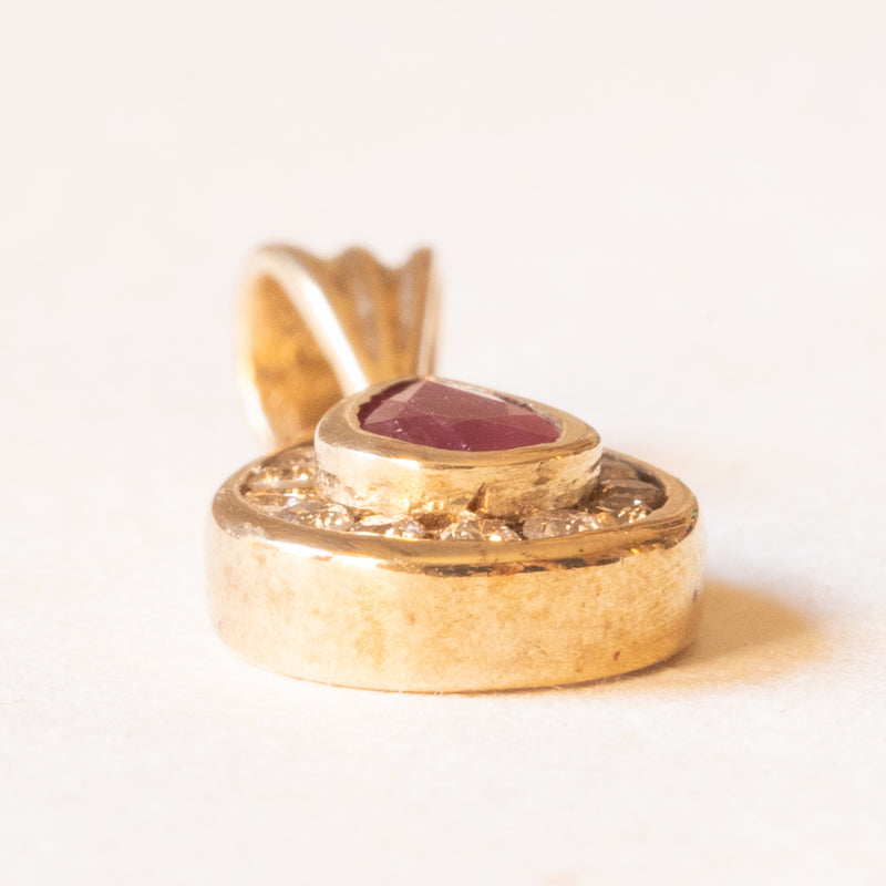 Ciondolo vintage in oro giallo 9K con rubino e diamanti di taglio brillante (0.14ctw ca.), anni ‘70/‘80