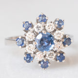 Anello a fiocco di neve vintage in oro bianco 14K con zaffiri (1.10ctw ca.) e diamanti di taglio brillante (0.48ctw ca.), anni ‘70/‘80