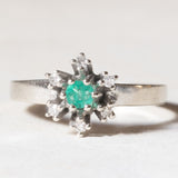 Vintage-Gänseblümchenring aus 14-karätigem Weißgold mit Smaragd (ca. 0.15 ct) und Diamanten (ca. 0.06 ctw), 70er Jahre