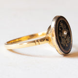 Antiker Ring aus 14-karätigem Gelbgold mit schwarzer Emaille und weißer Perle, Anfang des 900. Jahrhunderts