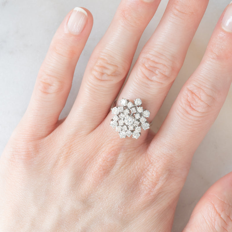 Anello a fiocco di neve vintage in oro bianco 18K con diamanti di taglio brillante (1.33ctw ca.), anni ‘70