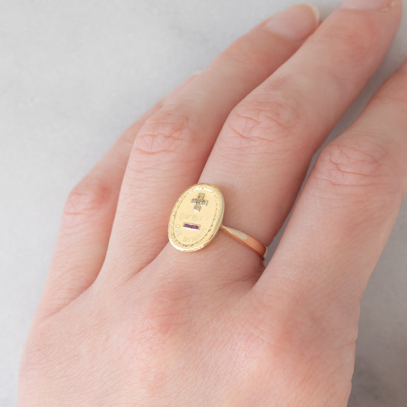 Anello “Plus qu’hier moins que demain” vintage in oro giallo 18K con diamanti e rubini