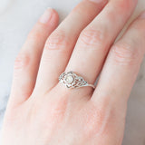 Anello Art Nouveau in oro bianco 18K con diamante di taglio vecchia miniera (0.10ct ca.), anni ‘20/‘30