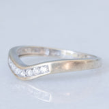 Anello a “V” vintage in oro bianco 9K con diamanti (0.10ctw ca.)