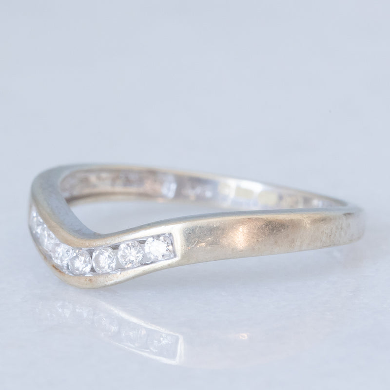 Anello a “V” vintage in oro bianco 9K con diamanti (0.10ctw ca.)
