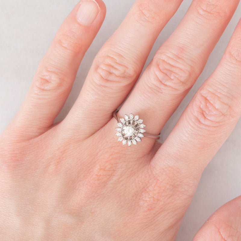 Anello a margherita in oro bianco 18K con diamanti (0.32ctw ca.), anni ‘70