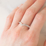 Anello a “V” in oro bianco 9K con diamanti di taglio tapered, anni ‘90