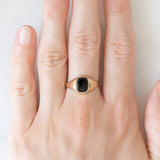 Anello chevalier vintage in oro giallo 9K con onice, anno 1979
