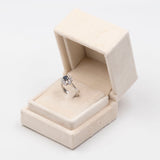 Anillo de oro blanco de 14 quilates con copo de nieve, zafiro (aprox. 0.50 ct) y diamantes de talla brillante (aprox. 0.96 ct), década de 70