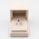 Anillo de oro blanco de 14 quilates con copo de nieve, zafiro (aprox. 0.50 ct) y diamantes de talla brillante (aprox. 0.96 ct), década de 70