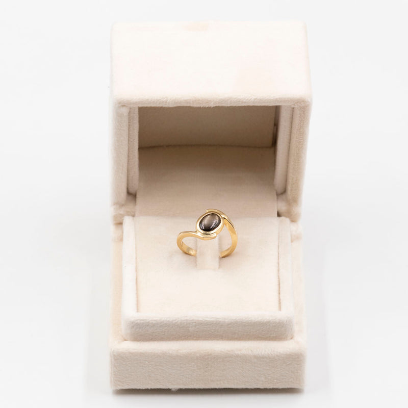 Anello vintage in oro giallo 18k con zaffiro nero stellato, anni '70