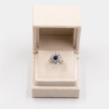 Anello vintage a margherita in oro bianco 14k con zaffiro (1ct) e diamanti (1,60ctw), anni '70