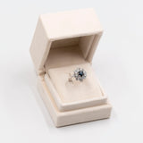 Anello vintage a margherita in oro bianco 14k con zaffiro (1ct) e diamanti (1,60ctw), anni '70