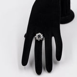 Anello vintage a margherita in oro bianco 14k con zaffiro (1ct) e diamanti (1,60ctw), anni '70