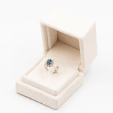 Винтажное кольцо с ромашкой из белого золота 14 карат с сапфиром (0,90 карата) и бриллиантами (0,50 карата)