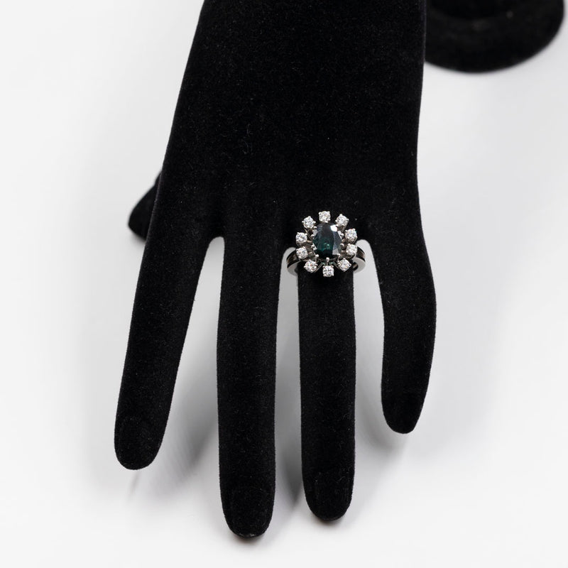 Anello vintage a margherita in oro bianco 14k con zaffiro (2,80ct) e diamanti (0,80ctw), anni '70