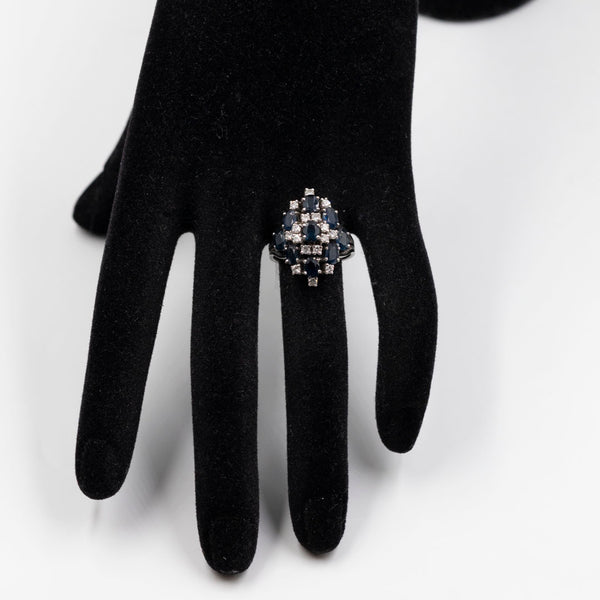 Anello vintage in oro bianco 14K con zaffiri (2.50ctw ca.) e diamanti (0.48ctw ca.), anni '60