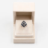 Anel vintage em ouro branco 14K com safiras (aprox. 2.50 ct) e diamantes (aprox. 0.48 ct), década de 60.
